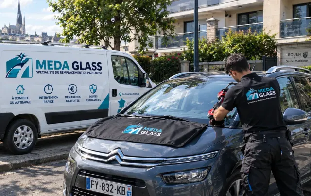 Technicien MEDA GLASS remplacant un pare-brise a domicile