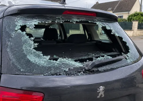 Lunette arrière de voiture brisée