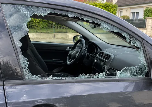 Vitre latérale de voiture brisée